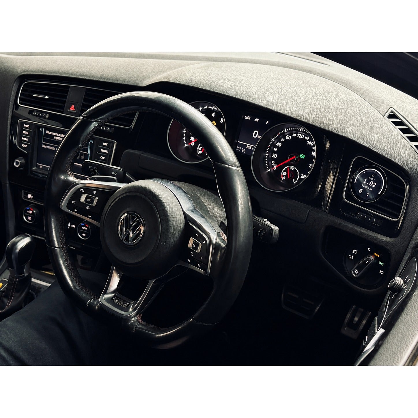 Zeroline Vent Gauge installed in Volkswagen Golf MK7 dashboard vent