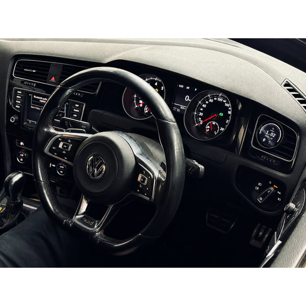Zeroline Vent Gauge close-up in a Volkswagen Golf MK7 dashboard vent